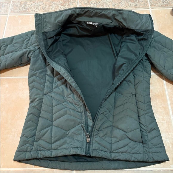 The North Face Women's Quilted Puffer Jacket - Dark Olive Green - Picture 10 of 10